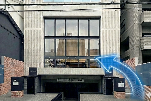 右手側に当前の入るSOZOビルがございます。ビルの横側に入り口への階段があります。