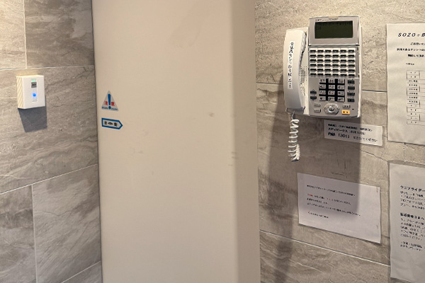 入り口入っていただくとオートロックになっております。電話機で401を呼び出していただけますと開くようになっております。